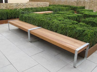 两个元素1.8m长凳与开放式框架支架连接在一起,共同创造一个连续的座位运行