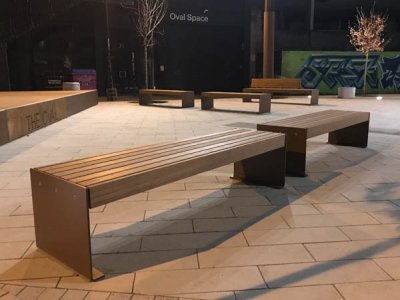 2.4米长的长凳,中间的侧对侧木板和粉末涂层的耐候板末端