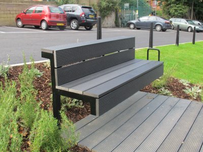 为纽斯特普通园区设计的纽斯特德座位的变化,包括木塑料复合板在镀锌钢框架上镀锌涂层涂层。