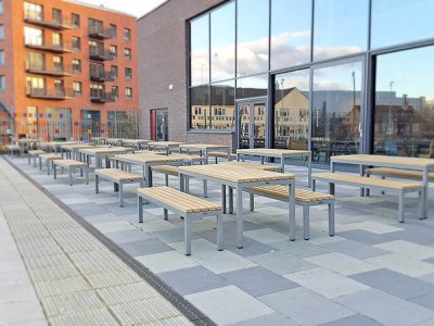 并行野餐长凳和桌子,既采用木材塑料复合板条