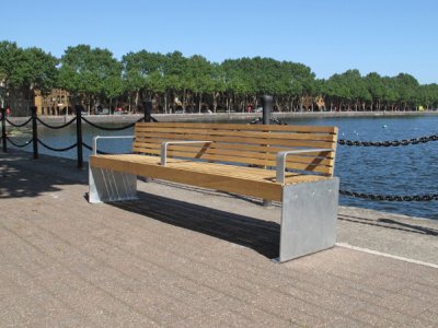 2.4米座椅与小木板条,木面板,镀锌板端和扶手(ELES112P7171-4631SNG)