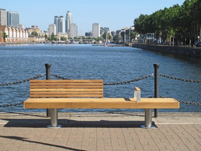 元素2.4M座椅采用小型木板,木材舷窗,镀锌钢柱,2人靠背和扶手与木材顶部(ELES112T7676-4121RNG)