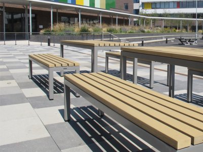 平行PPB 6条长凳和PPT 6张桌子,均采用木塑复合板条