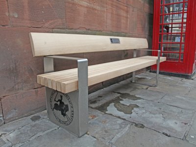 不锈钢和木材座椅,带有历史图案蚀刻到座椅标准上,设计与切斯特议会景观建筑师一起设计