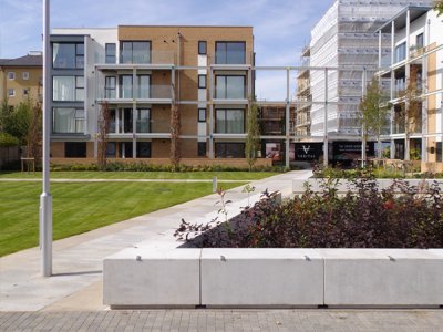 用于剑桥的房屋开发的混凝土座墙,以建筑师的计划