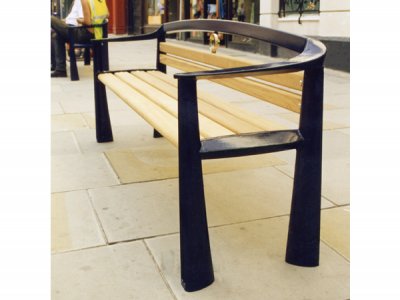 铸铁和木材座椅专为Maidstone Borough委员会设计