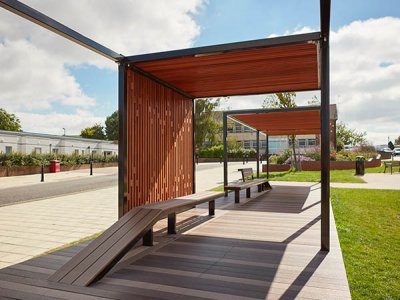 定制座位与并固定在布里斯托尔的Gainsborough Square的新馆的子结构上。