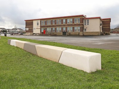 台面混凝土块长凳-各种方形,锐角和钝角单位组合在一个长期运行的长凳