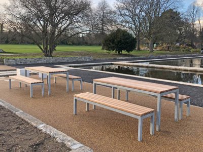 平行的野餐长凳和桌子,都是虹压木板