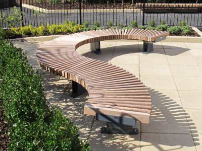 铁路边缘工作台组件包括弧形起始,两个中间和末端模块的波形布局。