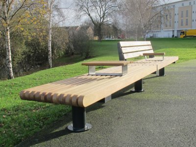 铁路内联回路组件,包括工作台端模块和座椅启动模块,带有平板表面和木制顶部扶手。