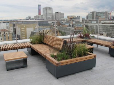 铁路RP2T 7070/47独立式700mm方形花盆和1400 x 700mm花盆,带桥座平台和定制独立式Hollo咖啡桌。