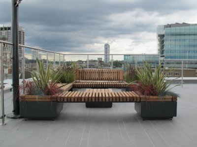 铁路RP2T 7070/47独立式700mm方形花盆和1400 x 700mm带有桥座平台的花盆。