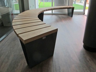 Veeva弧形座椅与前到后平台板条