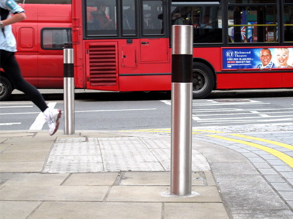 FURNITUBES TRL900SS运输不锈钢板带黑带安装在伦敦温布尔登