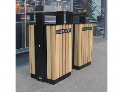 ARC 8T -带盖的Arca垃圾桶，PPC黑色钢结构，iroko木条和激光切割图形