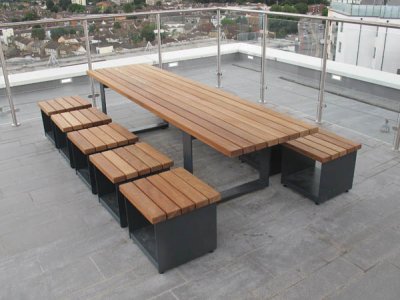 定制的3米长Hollo餐桌和独立的HLL55/45 Hollo凳子。