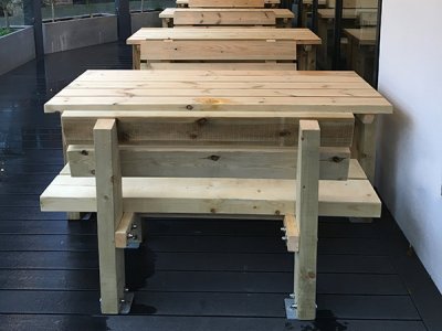Stark桌子和双板条座位